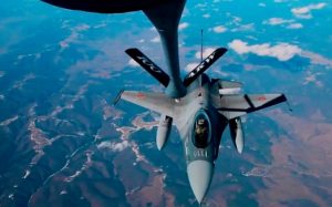 F-16 ανεφοδιάζεται με καύσιμα εν ώρα πτήσης (video)