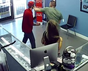 Μοιραίο λάθος! Χάζευε τα οπίσθια κοπέλας, μπροστά στο σύντροφό της (video)