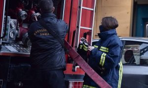Φωτιά τώρα: Πυρκαγιά σε κατάστημα με φιάλες προπανίου στην Αχαρνών