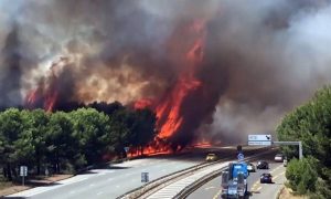Εικόνες που σοκάρουν! Αυτοκίνητα κινούνται με τις φλόγες να «γλύφουν» εθνική οδό (video)