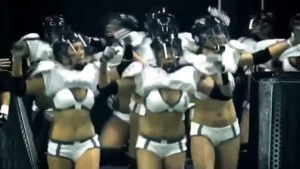 Ράγκμπι και… ξύλο μόνο για γυναίκες (video)