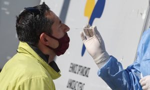 Εμβολιασμένοι εργαζόμενοι: Με τι τεστ επιστρέφουν στη δουλειά τους;