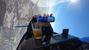 Απίστευτο ! Εν ώρα πτήσης βάζει Red Bull σε ποτήρι, χωρίς να του χυθεί σταγόνα (video)