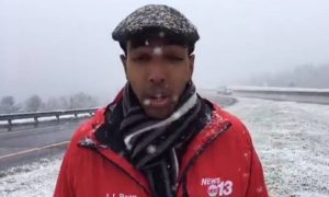 Επική γκάφα! Δημοσιογράφος άνοιξε live αλλά αυτό που έπαθε δεν θα το ξεχάσει ποτέ (video)