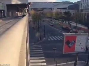 Κάνει παρκούρ και κόβει την ανάσα (video)