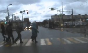 Πήγαν να περάσουν την διάβαση και έπαθαν σοκ μ’ αυτό που τους έτυχε (video)