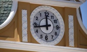 Αυτό είναι το μοναδικό ρολόι που πηγαίνει αντίθετα! (photos)