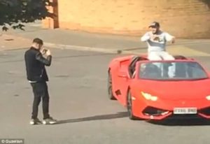 Ράπερ ποζάρει και πέφτει από το αυτοκίνητο (video)