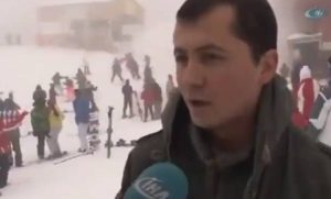 Ιδιοκτήτης resort μιλάει ζωντανά στην κάμερα ενώ πίσω το βουνό καταπλακώνει τους πελάτες του λέγοντας πως είναι λίγο… χιόνι! (vid)