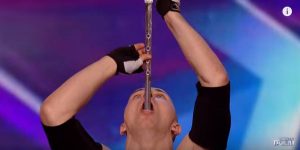 Καταπίνει σπαθιά και σοκάρει τους κριτές! (video)