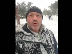 Ο Σάκης Αρναούτογλου έκανε… LIVE μέσα στα χιόνια στη Θεσσαλονίκη και το έστρωσε πάνω του (video)