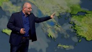 Χιονίζει στην Αθήνα, βελτιώνεται από το πρωί της Τετάρτης ο καιρός (video)