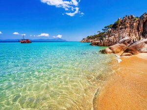 Μαγικές εικόνες από τη χιονισμένη Σάρτη στη Χαλκιδική. Χιόνι και κύμα γίνονται… ένα (video+photos)