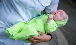 Μωρό γεννήθηκε χωρίς μάτια και η μητέρα του το εγκατέλειψε (photos+video)