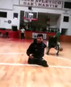 Απίστευτο: Έχει μόνο ένα χέρι αλλά βάζει τρίποντο από τη μέση του γηπέδου (vid)
