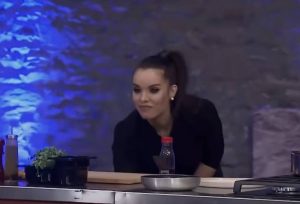 Master Chef: Κούκλα ντύθηκε στα μαύρα, έφτιαξε χοίρο με… κόλυβα και τρέλανε τους κριτές (video)
