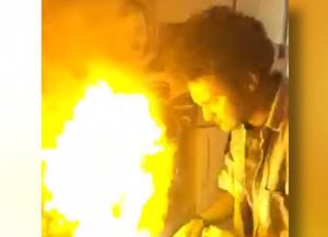 Σεφ πάει να βάλει… φωτιά στο τηγάνι του! Τι ακολουθεί; Δεν θα το πιστέψετε… (video)