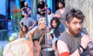 Έξαλλος ο Μάρκος Σεφερλής με θεατές στην παράστασή του!
