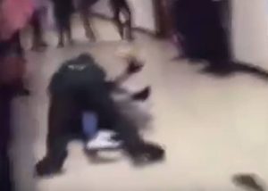 Σεκιουριτάς σχολείου χώρισε δύο κορίτσια που μάλωναν με… απίθανο τρόπο (video)