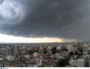 Self Cloud: Τι πρέπει να ξέρετε για το σπάνιο καιρικό φαινόμενο (video)