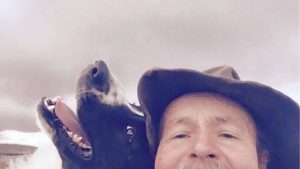 Η κόρη αυτού του βοσκού τον έμαθε να βγάζει selfies και εκείνος έγινε αμέσως… viral (photos)