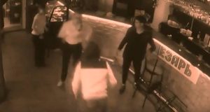 Γυναίκα χούφτωσε σερβιτόρα και εκείνη την έβγαλε νοκ άουτ (video)