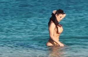 Η Lexy Stevens ξαναχτυπά και… γονατίζει τη Μύκονο (video)