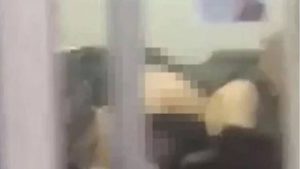 Ασυγκράτητο ζευγάρι σε ερωτικές περιπτύξεις μέσα σε κουρείο! (video)