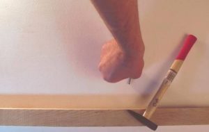 Υπάρχει τρόπος να καρφώσετε καρφιά και… όχι τα δάκτυλά σας; Υπάρχει… (Video)