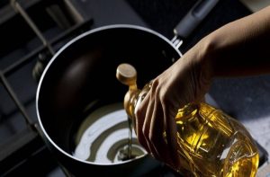 Ένα εύκολο και έξυπνο κόλπο για να μην πετάγεται το λάδι από το τηγάνι!