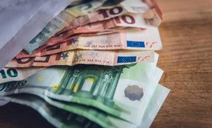 Επίδομα ακρίβειας: Τι μπορεί να συμβεί με το κουπόνι των 200 ευρώ (vid)