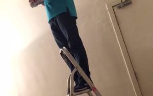 Ανέβηκε στη σκάλα να αλλάξει μια λάμπα! Αυτό που έπαθε θα σας σοκάρει (video)