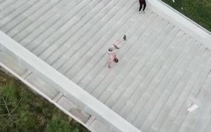 Απίθανος… τύπος κατεβαίνει 99 σκαλιά με τα χέρια! (video)