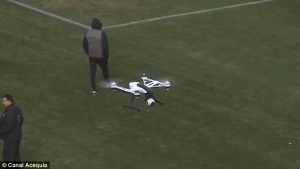 Οπαδός καταστρέφει ντρον πετώντας χαρτί υγείας (video)