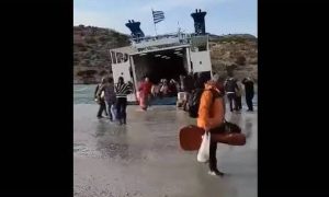 Τρομακτική εμπειρία: Το «Εξπρές Σκοπελίτης» δένει στο λιμάνι της Σχοινούσας με τρικυμία