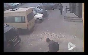 Βγήκε να πετάξει τα σκουπίδια και… είδε τον «θάνατο» να περνά δίπλα της (video)
