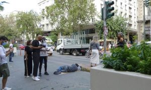 Η αστυνομία έδιωξε τον άστεγο της φωτογράφισης του Σκουλού
