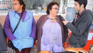 Σκύλος κλέβει φαγητό σε ζωντανή εκπομπή (video)