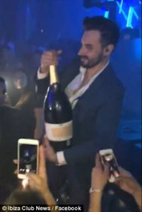 Έριξε τη σαμπάνια αξίας 30.000 στο πάτωμα (video)