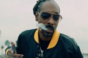 Αυτή είναι η καλύτερη δουλειά! Ο Snoop Dogg έχει προσλάβει υπάλληλο για να του στρίβει τσιγάρα με ΜΥΘΙΚΗ αμοιβή! (video)