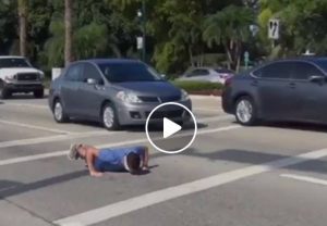 Με κλειστά μάτια κάνει push ups στο δρόμο και περνάνε από πάνω του αυτοκίνητα (video)