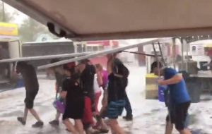 Η καταιγίδα του αιώνα: Εφυγαν με… τραπέζια για να γλιτώσουν απ’ το χαλάζι (video)