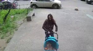 Σοκαριστική στιγμή: Μητέρα σώζει από… ένστικτο το μωρό της από βέβαιο θάνατο (video)