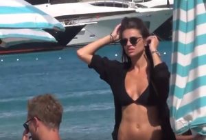 Πάρτε βαθιές ανάσες και δείτε μια Σουηδέζα καλλονή με στρινγκ μπικίνι στη Μύκονο (video)