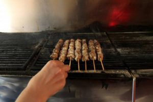 Θεσσαλονίκη: Του απαγόρευσαν να βάλει τραπεζάκια στο πεζοδρόμιο έξω από το σουβλατζίδικο και δείτε τι έκανε  (vid)