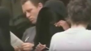 Θα μείνετε άφωνοι μόλις δείτε πώς τρώνε σπαγγέτι οι γυναίκες που φοράνε μπούργκα (video)
