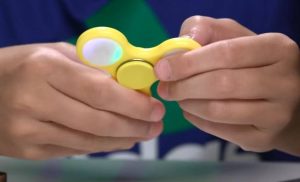 Spinners: Η νέα τρέλα που σαρώνει. Δείτε πώς θα κάνετε απίθανα κόλπα με τις σβούρες (video)