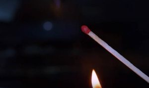 Δείτε πώς ανάβει ένα σπίρτο σε super slow motion (video)