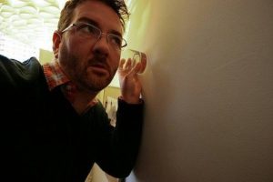 Άκουγαν κάθε βράδυ έναν περίεργο θόρυβο μέσα απ’ τον τοίχο! Οταν τον έσπασαν έπαθαν σοκ… (photos)