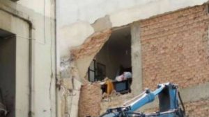 Πάτρα: Γκρέμισαν λάθος σπίτι την ώρα που ήταν μέσα ο ιδιοκτήτης του (photo)